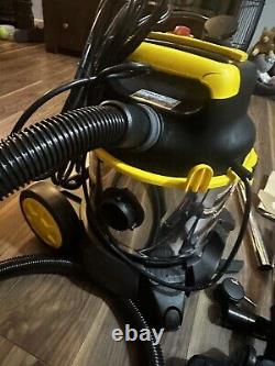 Stanley sxvc20xte Wet & Dry Vacuum Cleaner 20 Litre with Power Tool Socket